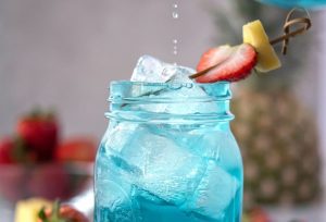 Innova en bebidas color azul mientras mantienes tu etiqueta limpia